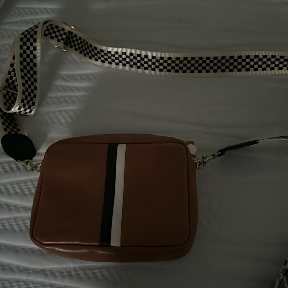 New with out tags Clare v bag comes with two straps